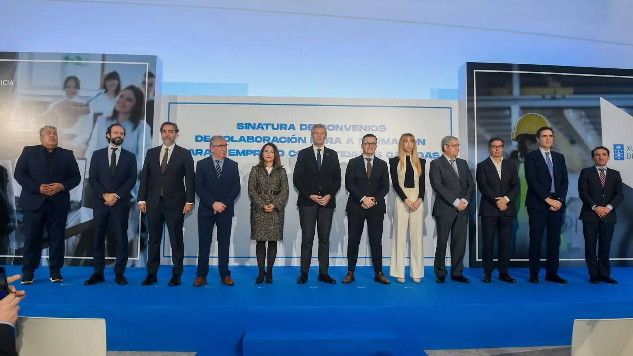 Rueda y González, con representantes de los clústeres. EP