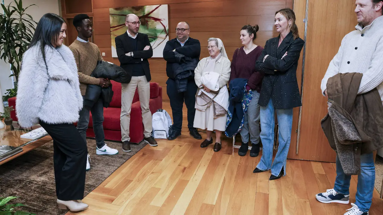 Hafsa e Ibrahima, con Iglesias y Asegurado en la recepción de la conselleira y el director de Familia, Infancia e Dinamización Demográfica. EFE