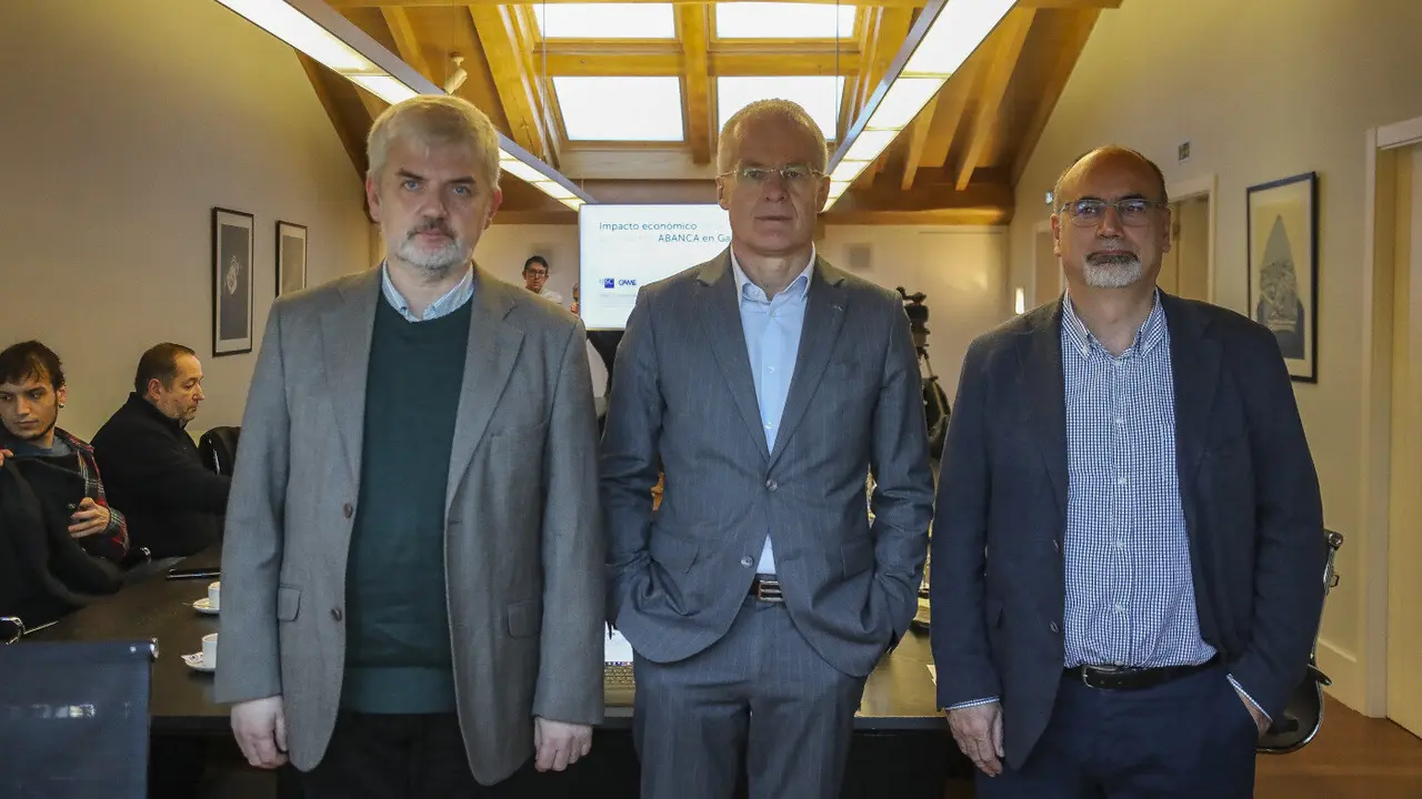 Manuel Fernández, Pedro Veiga y Melchor Fernández, en la presentación del estudio en Santiago. NACHO SANTÁS