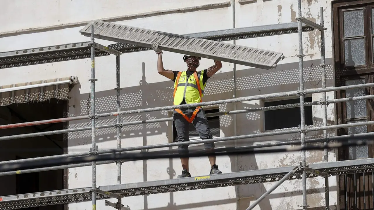 Un trabajador de la construcción. MANUEL BRUQUE (EFE)