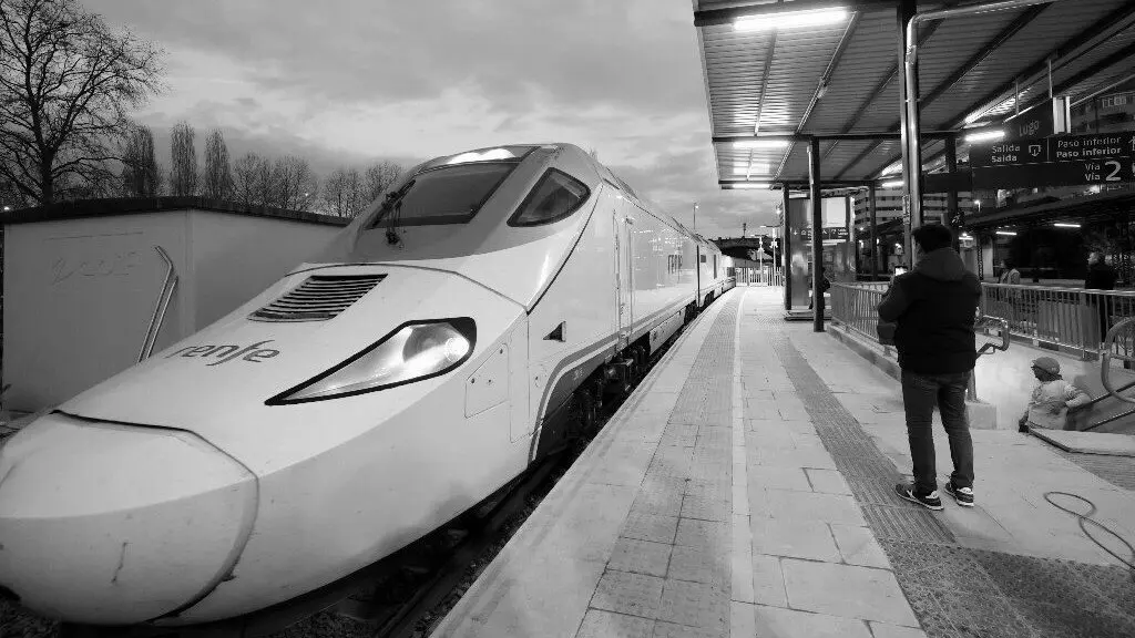 Tren na estación de Lugo. AEP