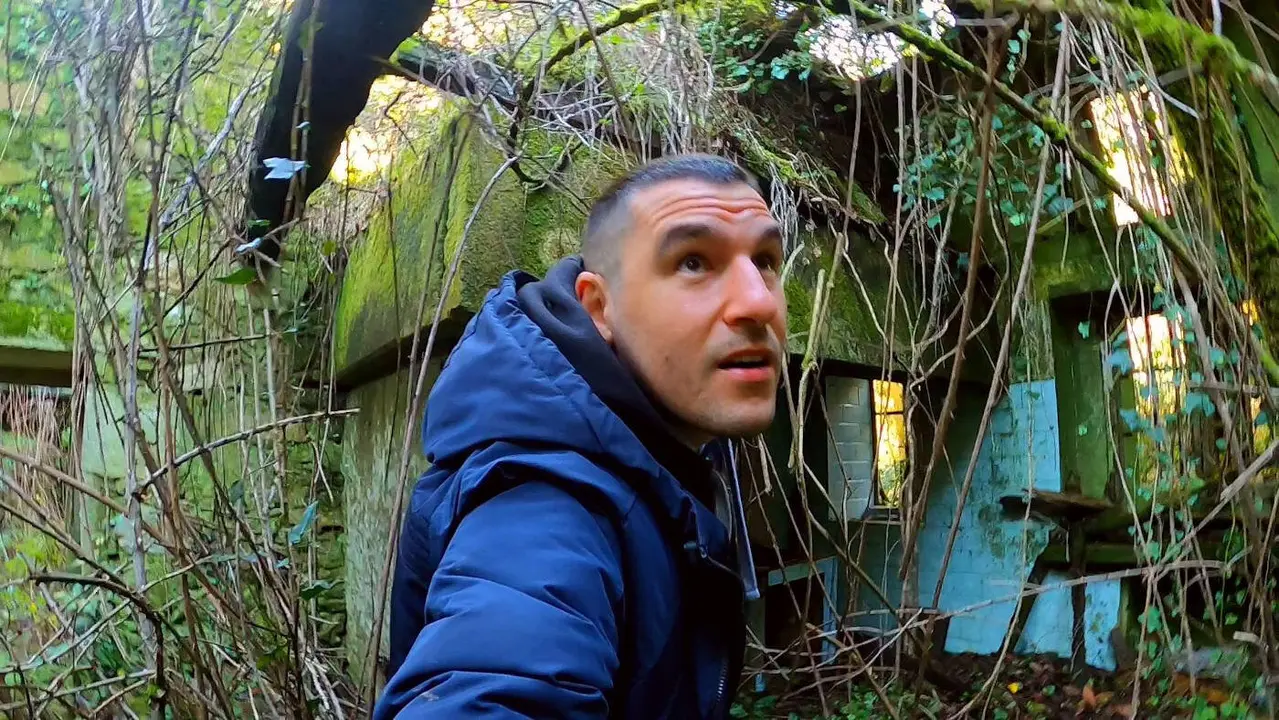 Ángel, investigando una casa abandonada para su canal de YouTube Explorando. @EXPLORANDOANGEL