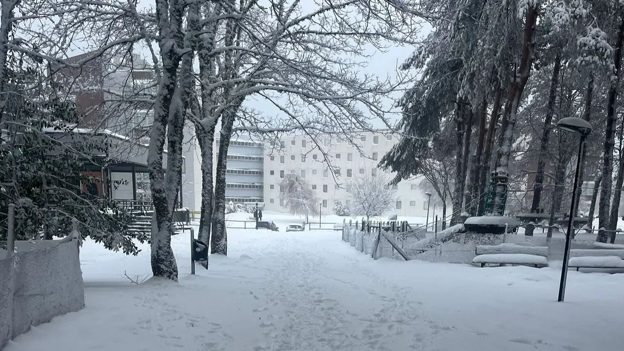 La estación de Manzaneda cubierta por la nieve. EP