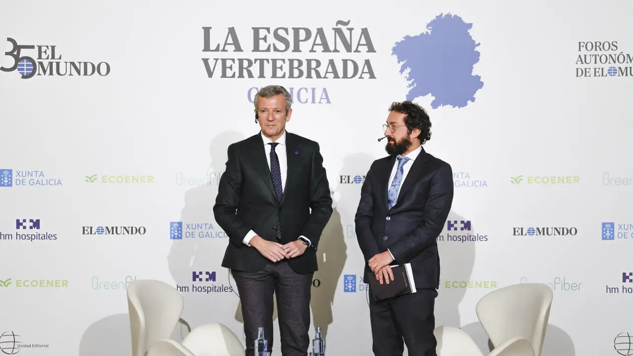 El presidente de la Xunta, Alfonso Rueda (i) y el director de El Mundo, Joaquín Manso (d) durante su intervención en el XXXV aniversario El Mundo: Foro Galicia "La España Vertebrada", este martes en Santiago de Compostela. EFE