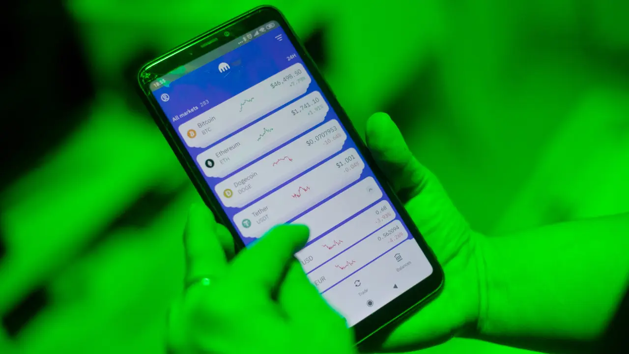 Un inversor consulta sus resultados a golpe de mòvil. AEP