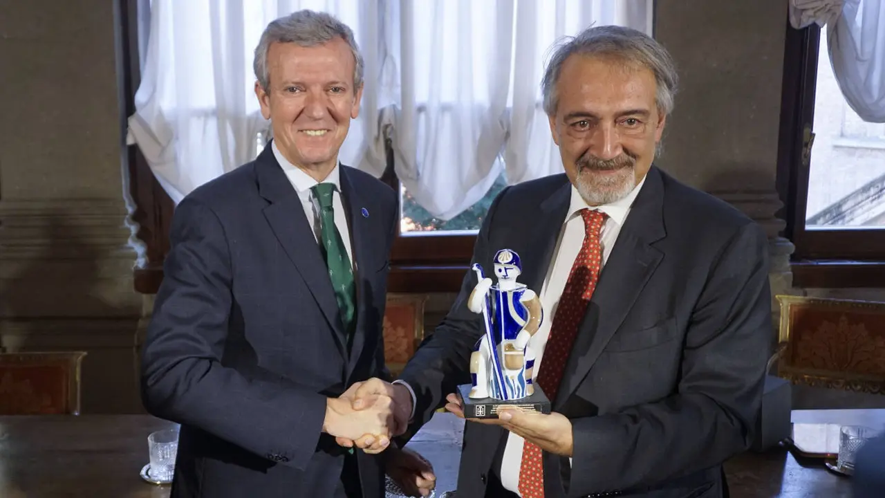 Alfonso Rueda entreg&oacute; al presidente de la regi&oacute;n de Lacio una figura de un peregrino el Camino de Santiago. EFE