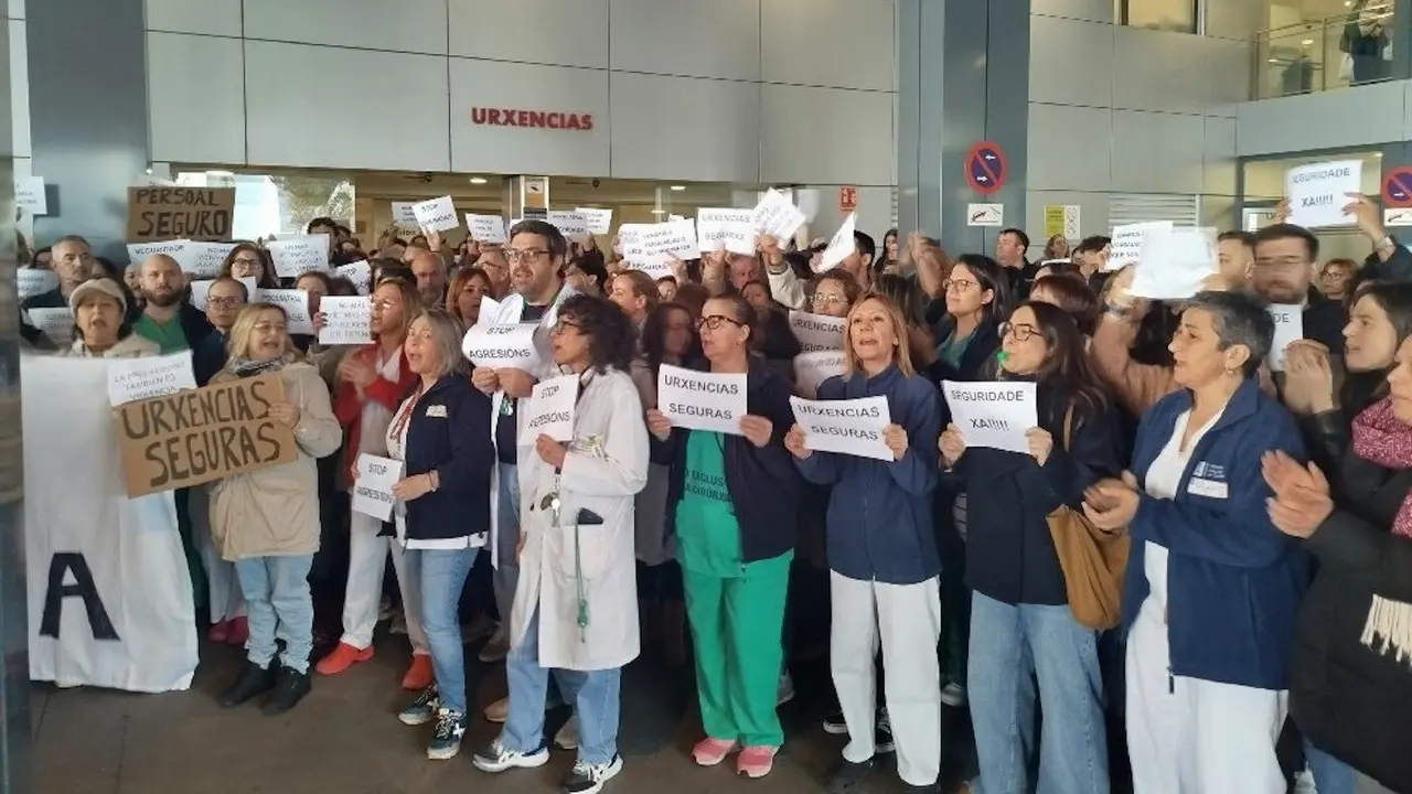 Movilización de sanitarios ante el Chuac en contra de las agresiones.EP