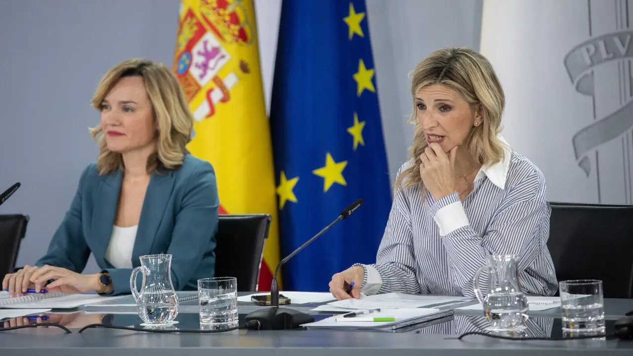 La ministra Portavoz, de Educaci&oacute;n, Formaci&oacute;n Profesional y Universidades, Pilar Alegr&iacute;a y la vicepresidenta segunda y ministra de Trabajo y Econom&iacute;a Social, Yolanda D&iacute;az, durante la rueda de prensa tras el Consejo de Ministros. EUROPA PRESS