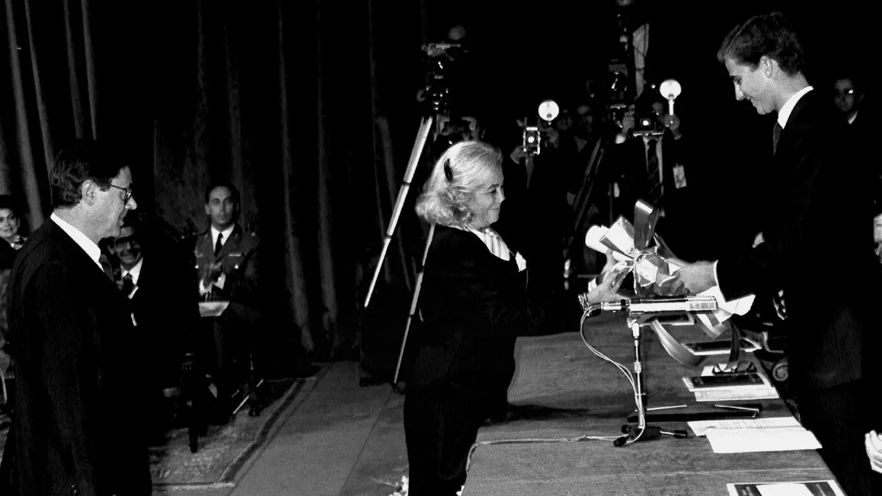 Carmen Martín Gaite recibe el Príncipe de Asturias. AEP