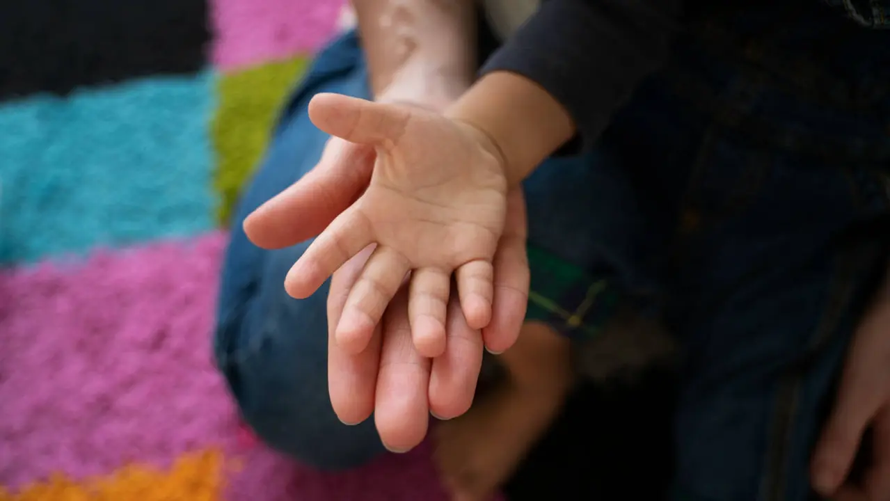 Las manos de un niño y un adulto. FREEPICK