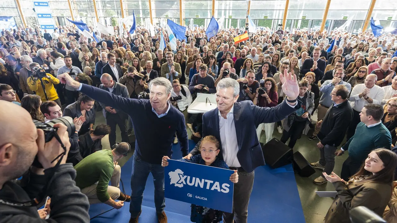 Alberto Núñez Feijóo y Alfonso Rueda, en la celebración de la victoria electoral del 18F.EP