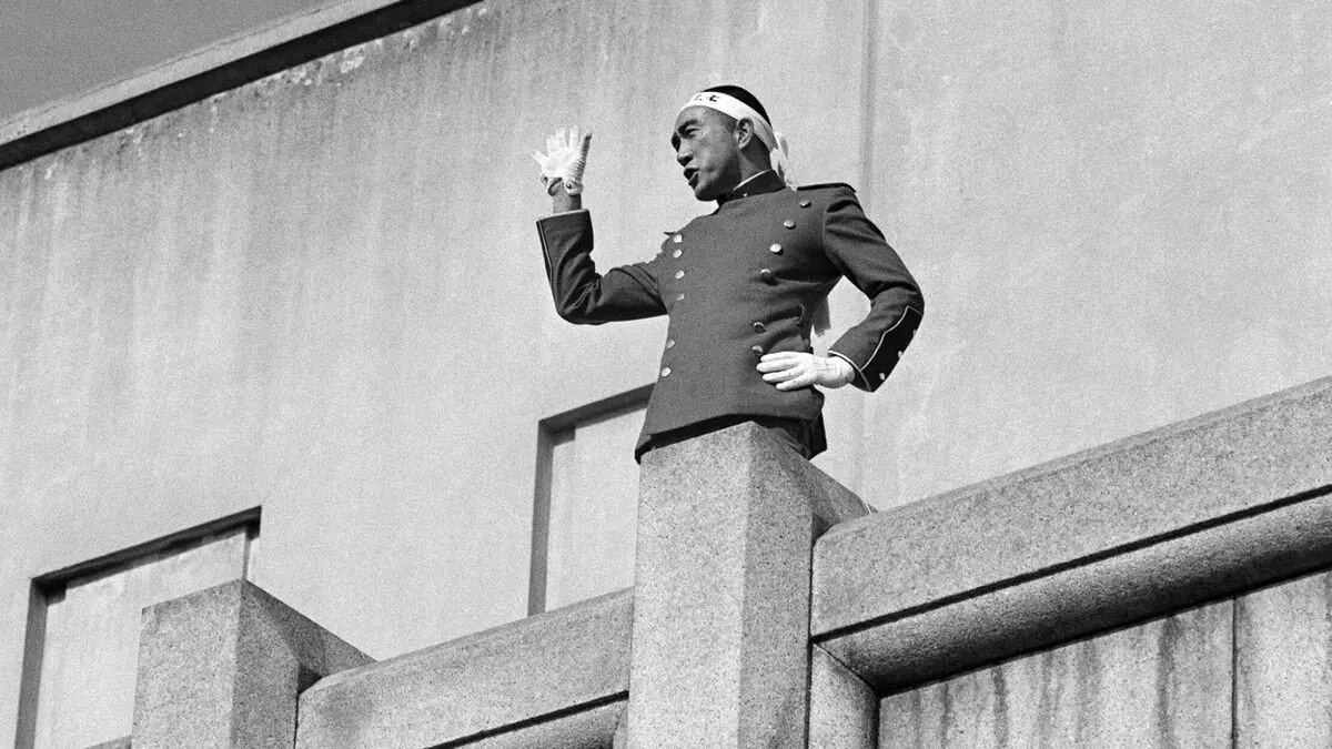 Yukio Mishima da un discurso durante su golpe /AEP