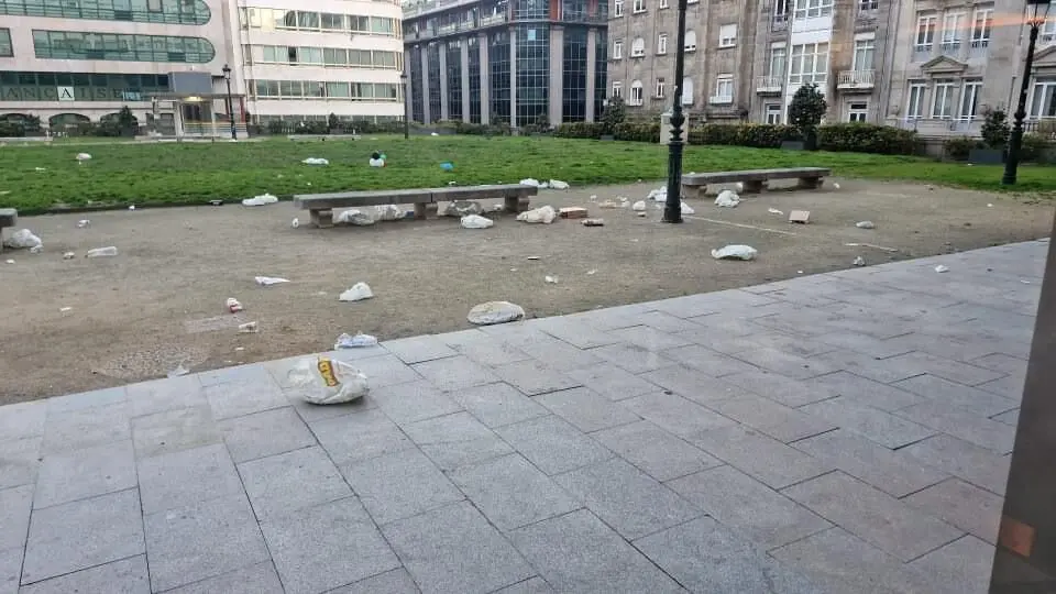 Una imagen de la suciedad enviada por la Asociación Vigo Centro. EP