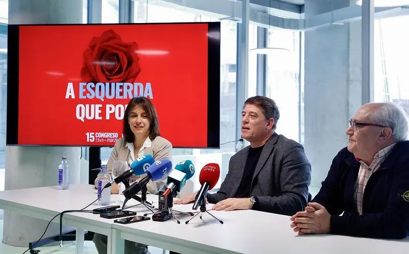 Jos&eacute; Ram&oacute;n G&oacute;mez Besteiro, flanqueado por Paula Fern&aacute;ndez y Luis &Aacute;ngel Lago Lage.EP