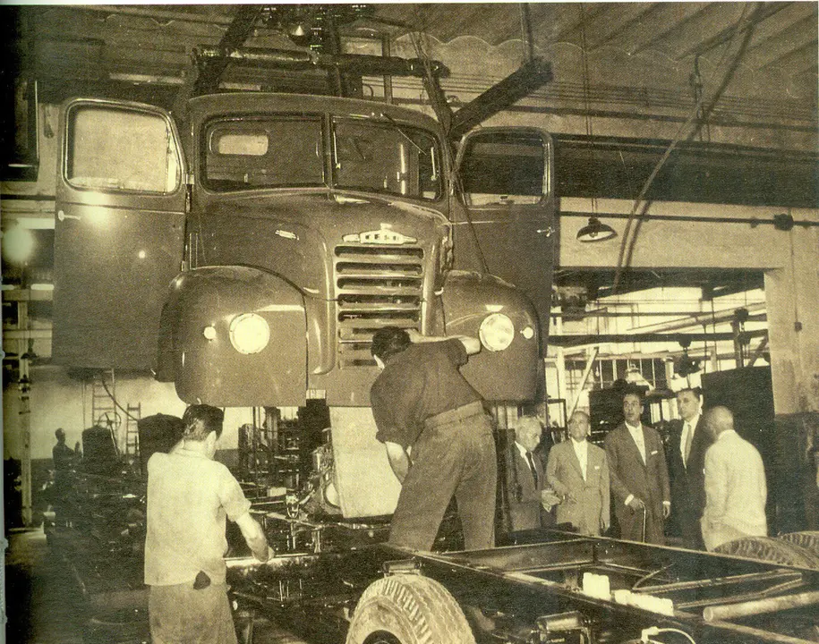 Montaje del primer camión Ebro B-35, en 1955. EP