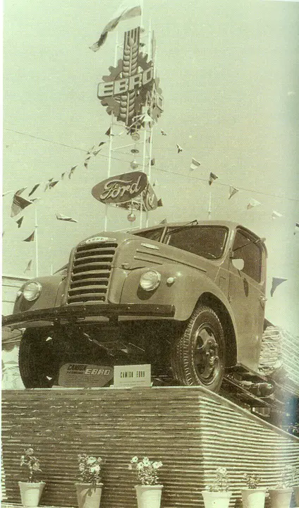 Vehículo Ebro en una feria de muestras del año 1957. EP
