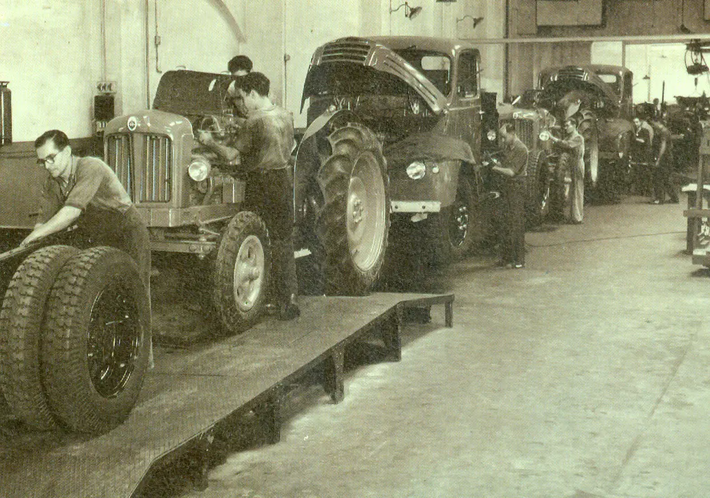 Montaje de tractores y camiones Ebro, en el año 1967. EP