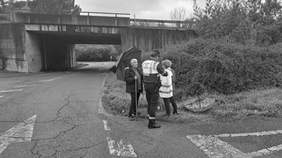 Persoas con chaleco no rural. AEP