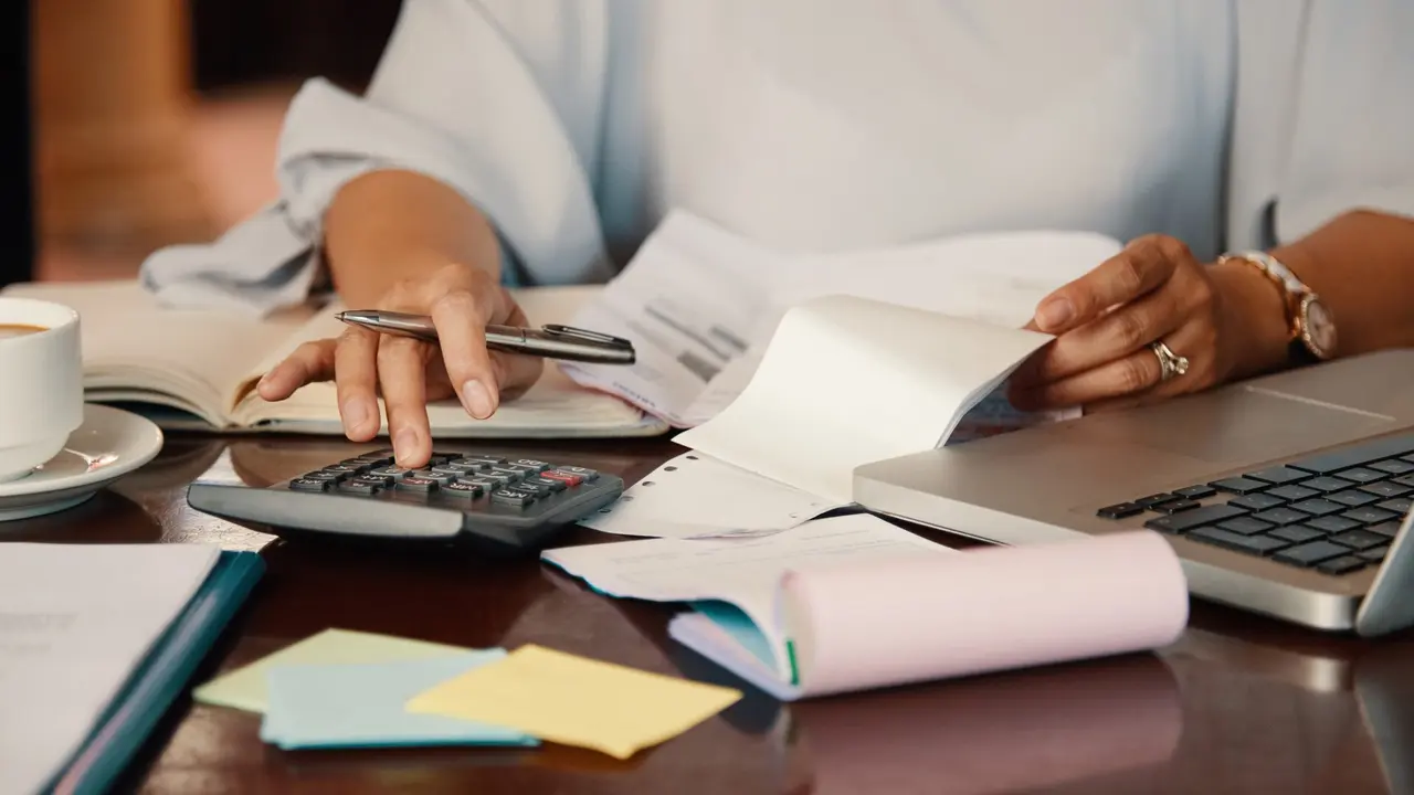 Una persona haciendo cálculos. FREEPIK