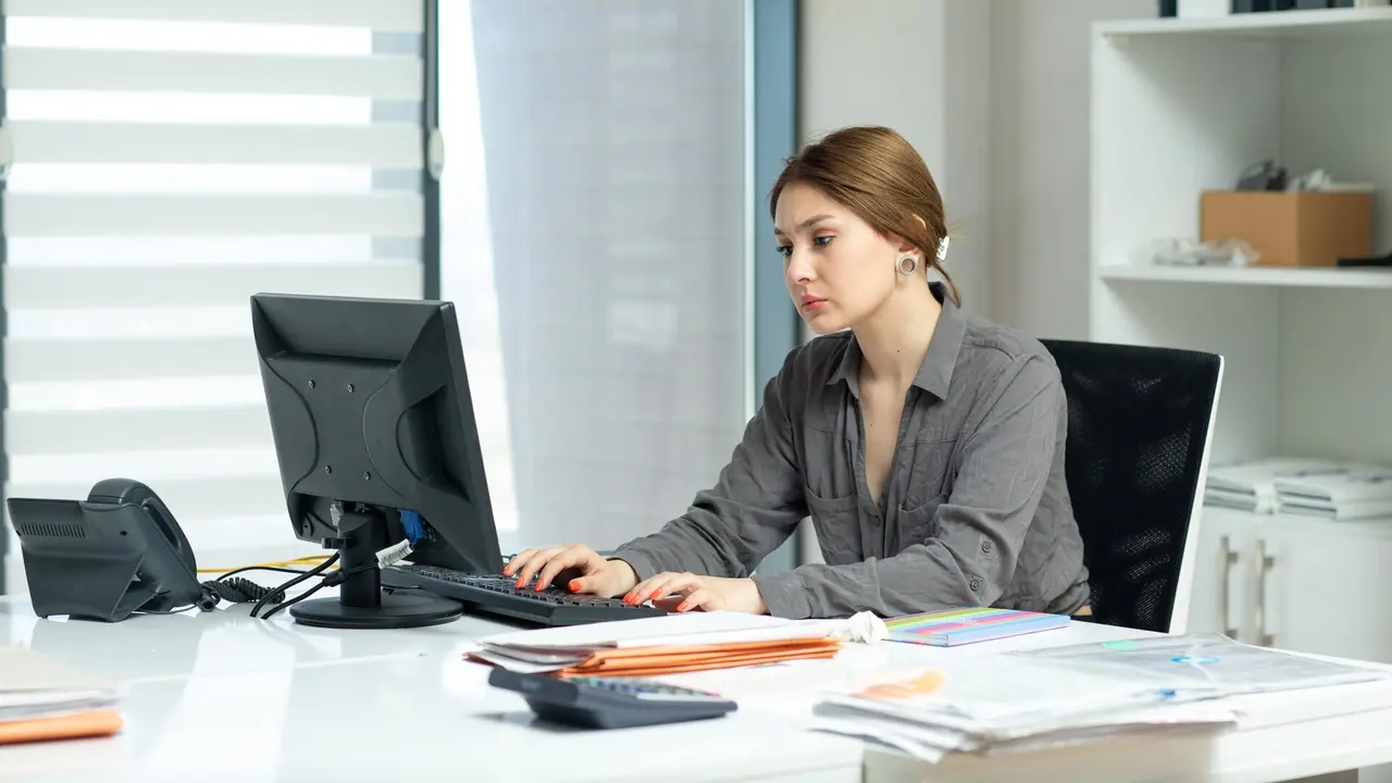 Una trabajadora en una oficina. FREEPIK