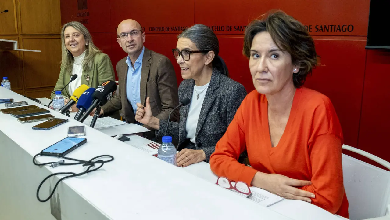 Los ediles expulsados por el PSOE en Santiago Mila Castro, Gonzalo Muíños, Mercedes Rosón y Marta Álvarez. EFE