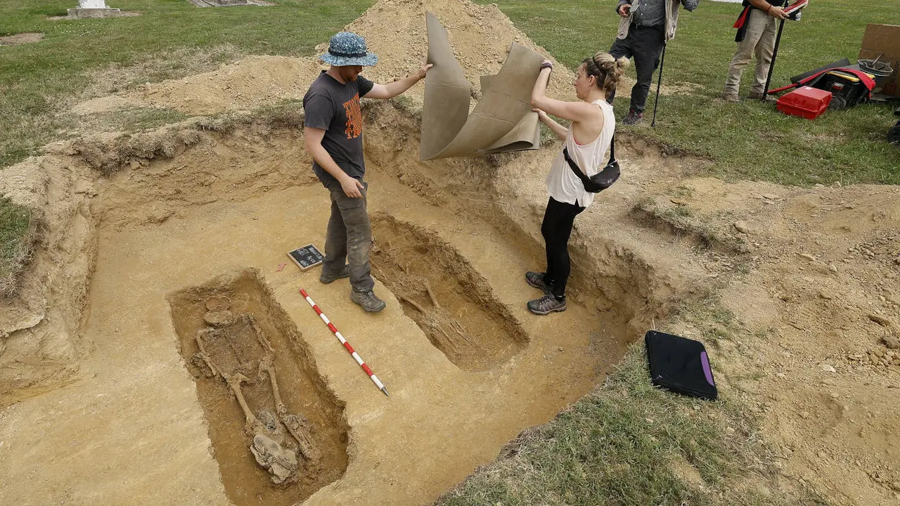 Exhumaci&oacute;n de los cuerpos de dos represaliados de la Guerra Civil en el cementerio de Ribadeo. JM ALVEZ