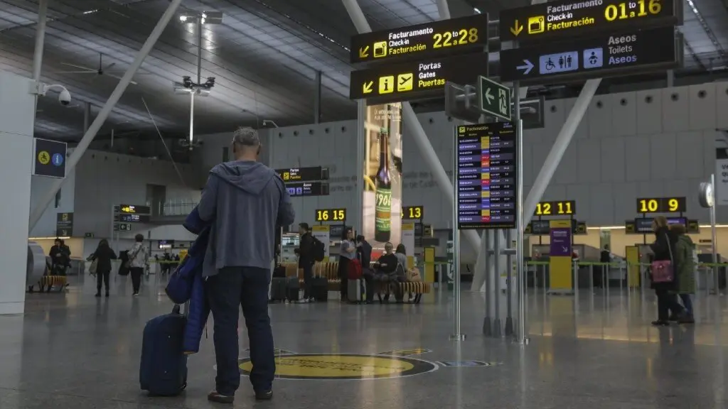 Pasajeros en la terminal de Santiago-Rosalía de Castro. NACHO SANTÁS