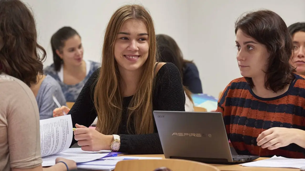 Dos estudiantes del grado de Pedagoxía de la Universidade de Santiago, en clase. EP