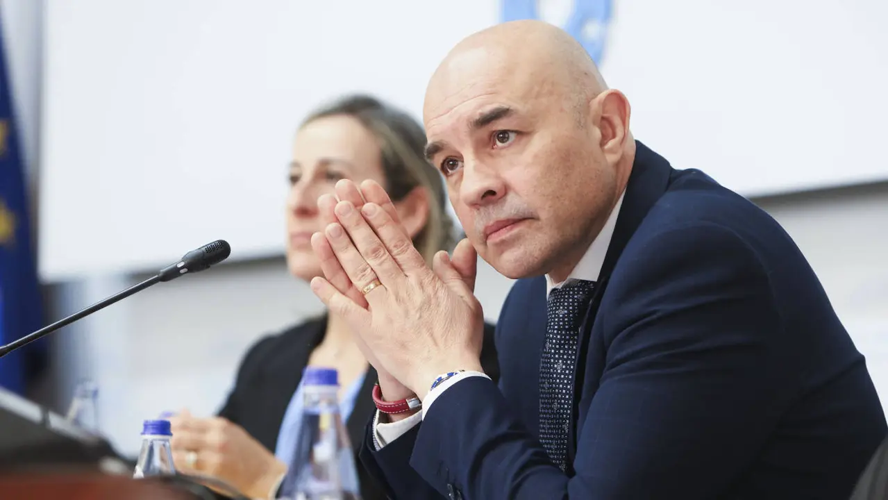 El director xeral de Loita contra a Violencia de Xénero, Roberto Barba, este jueves en el Parlamento. EFE