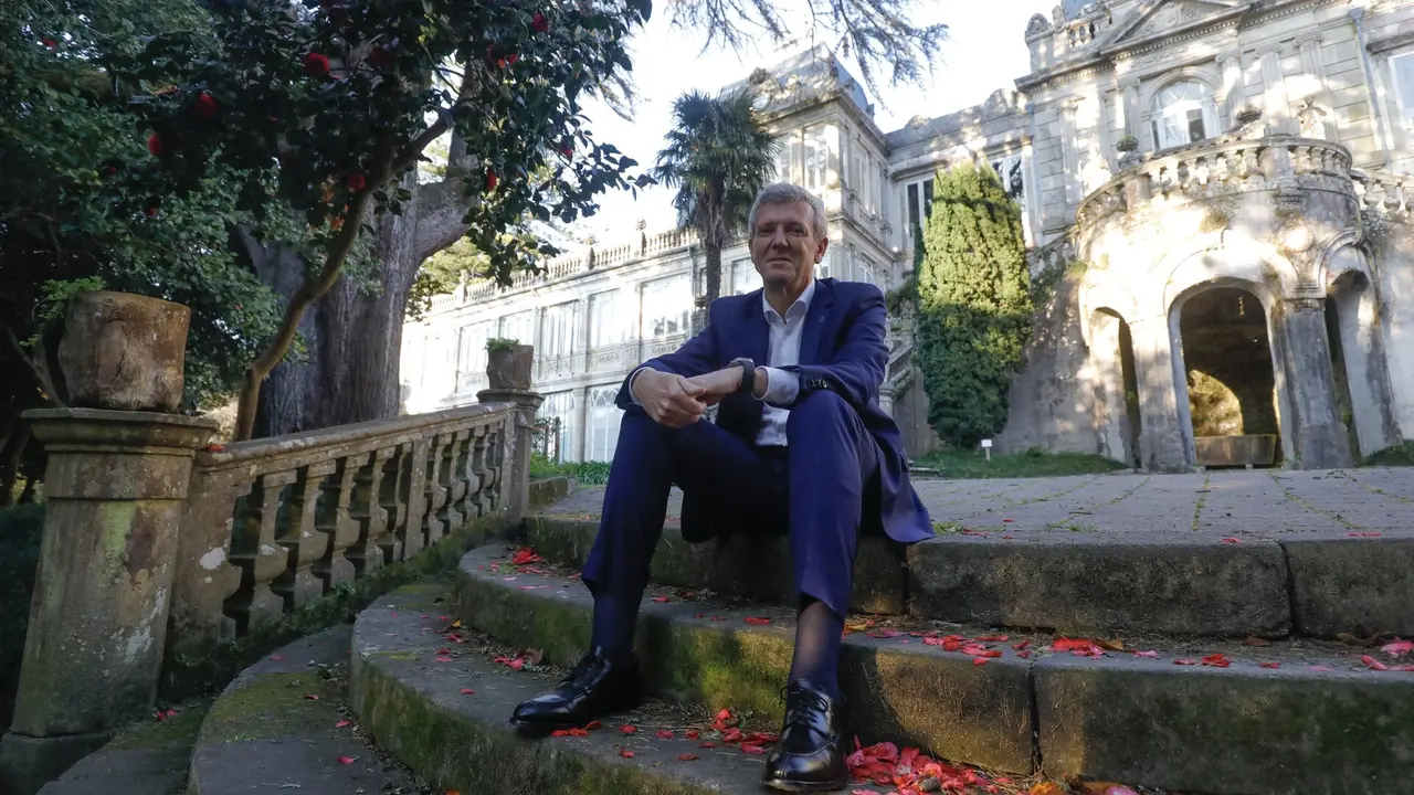 El presidente de la Xunta, Alfonso Rueda, sentado en la escalinata principal del pontevedrés Pazo de Lourizán. DAVID FREIRE