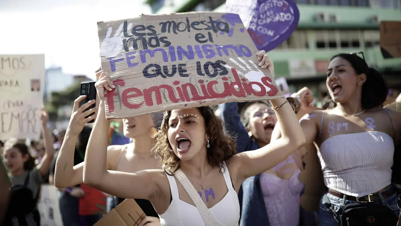 Una mujer se manifiesta por el 8 de marzo. EFE