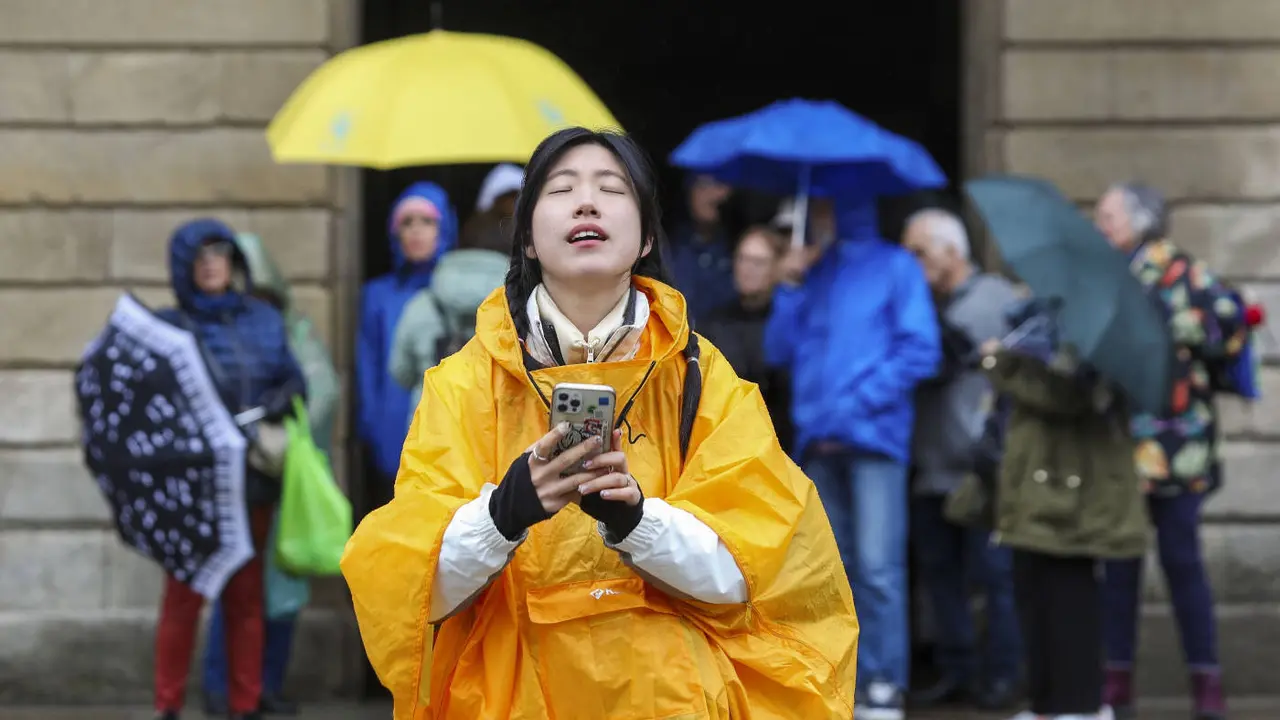 Una turista en la Praza do Obradoiro de Santiago. AEP