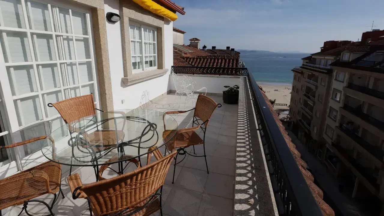 Terraza de un piso turístico en Sanxenxo. GONZALO GARCÍA