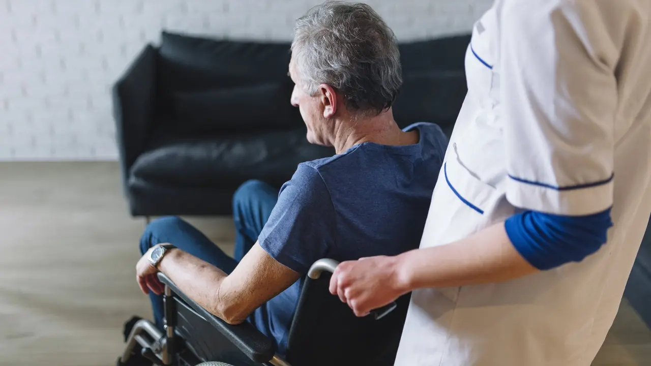 Una trabajadora atiende a una persona dependiente.FREEPIK