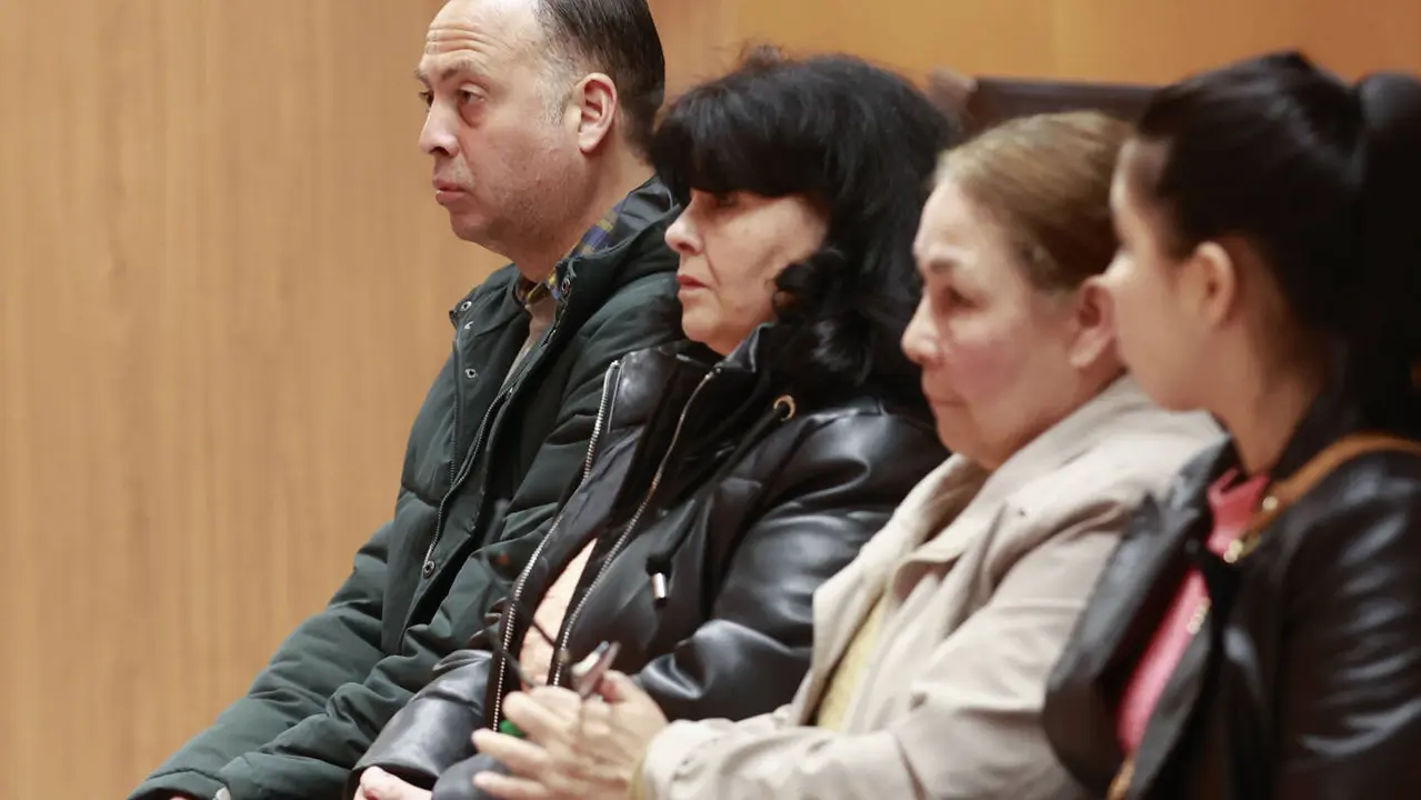 Los acusados de prostituir a jóvenes en Ferrol y Narón, durante el juicio en la Audiencia de A Coruña. EFE
