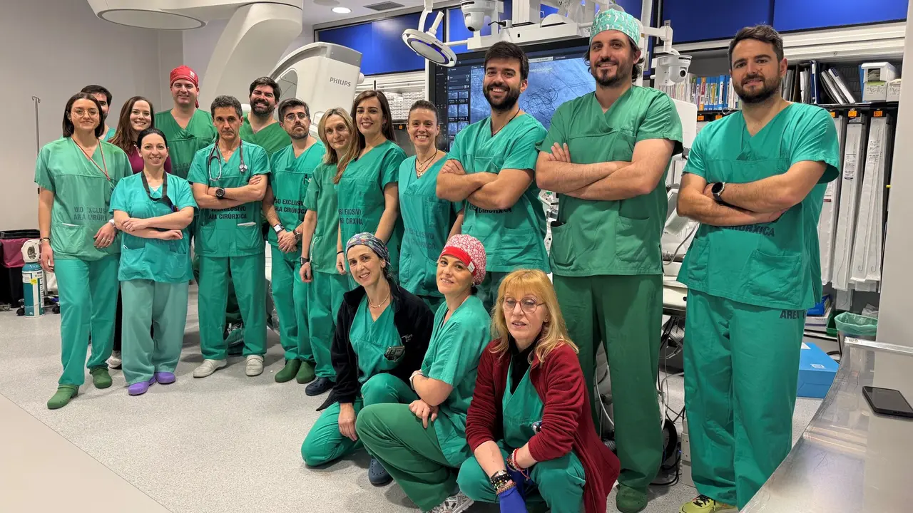 El equipo multidisciplinar del Chus que realizó la intervención. EP