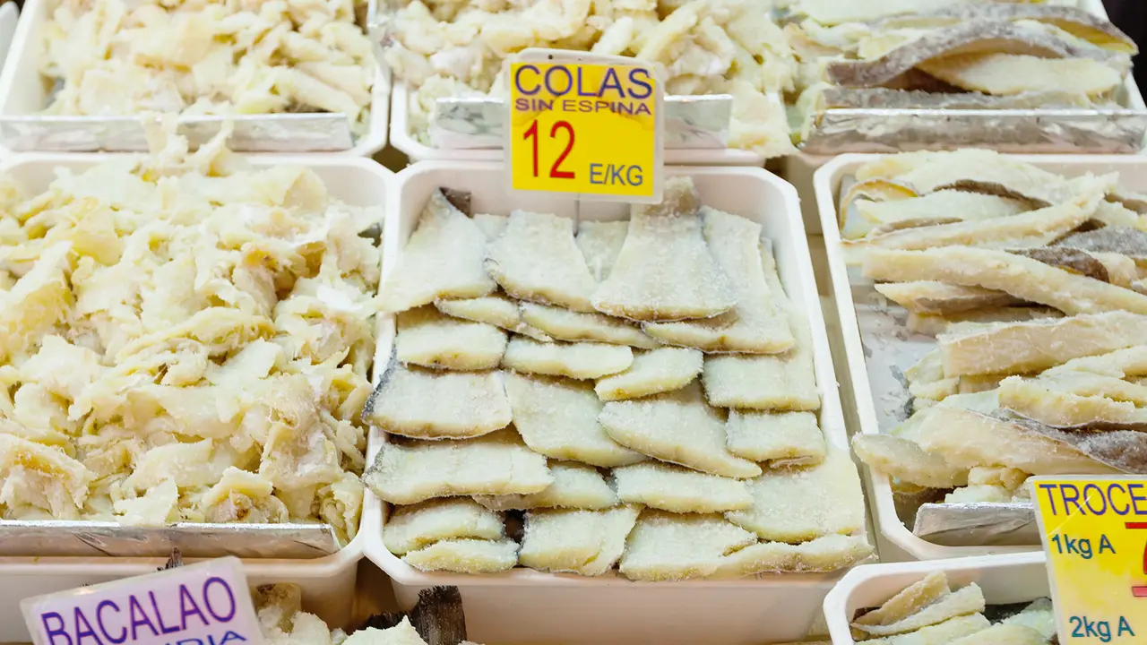 Bacalao a la venta en un puesto de pescado. FREEPIK