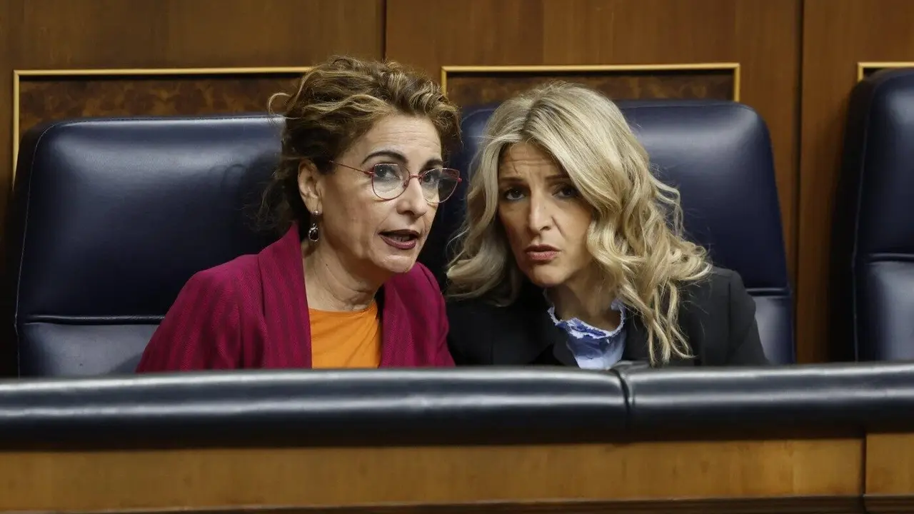 La ministra de Hacienda, María Jesús Montero, y la de Trabajo, Yolanda Díaz. EFE