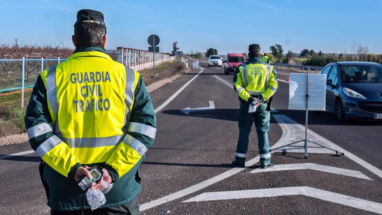 Un control de alcohol y drogas de la Guardia Civil de Tráfico. EUROPA PRESS