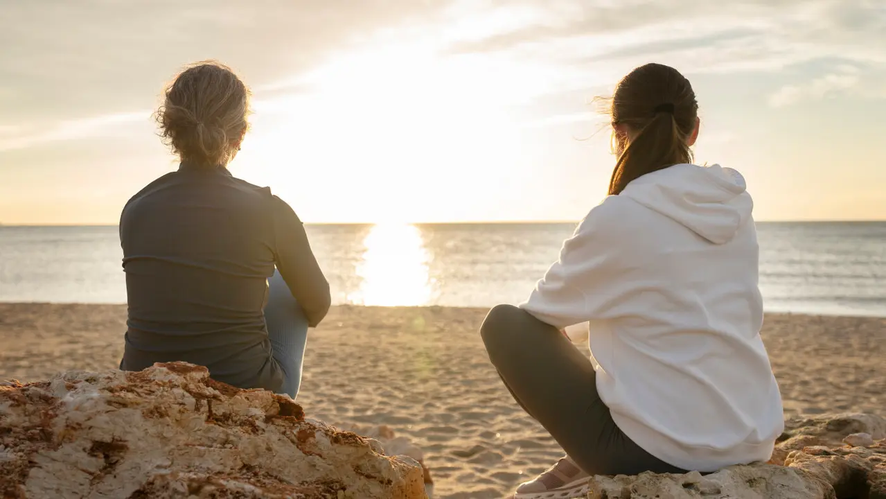 Dos mujeres mirando el sol. FREEPIK