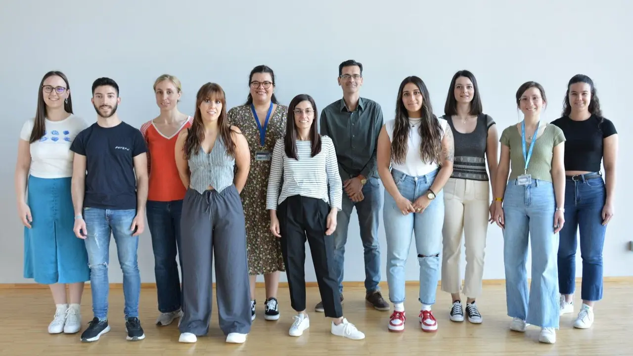 Los científicos de la USC Rubén Nogueiras y Sara Martínez, quinto y sexta por la izquierda, respectivamente. EP