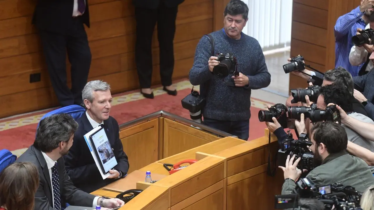 Alfonso Rueda, con el discurso que pronunci&oacute; en el debate sobre pol&iacute;tica general. NACHO SANT&Aacute;S