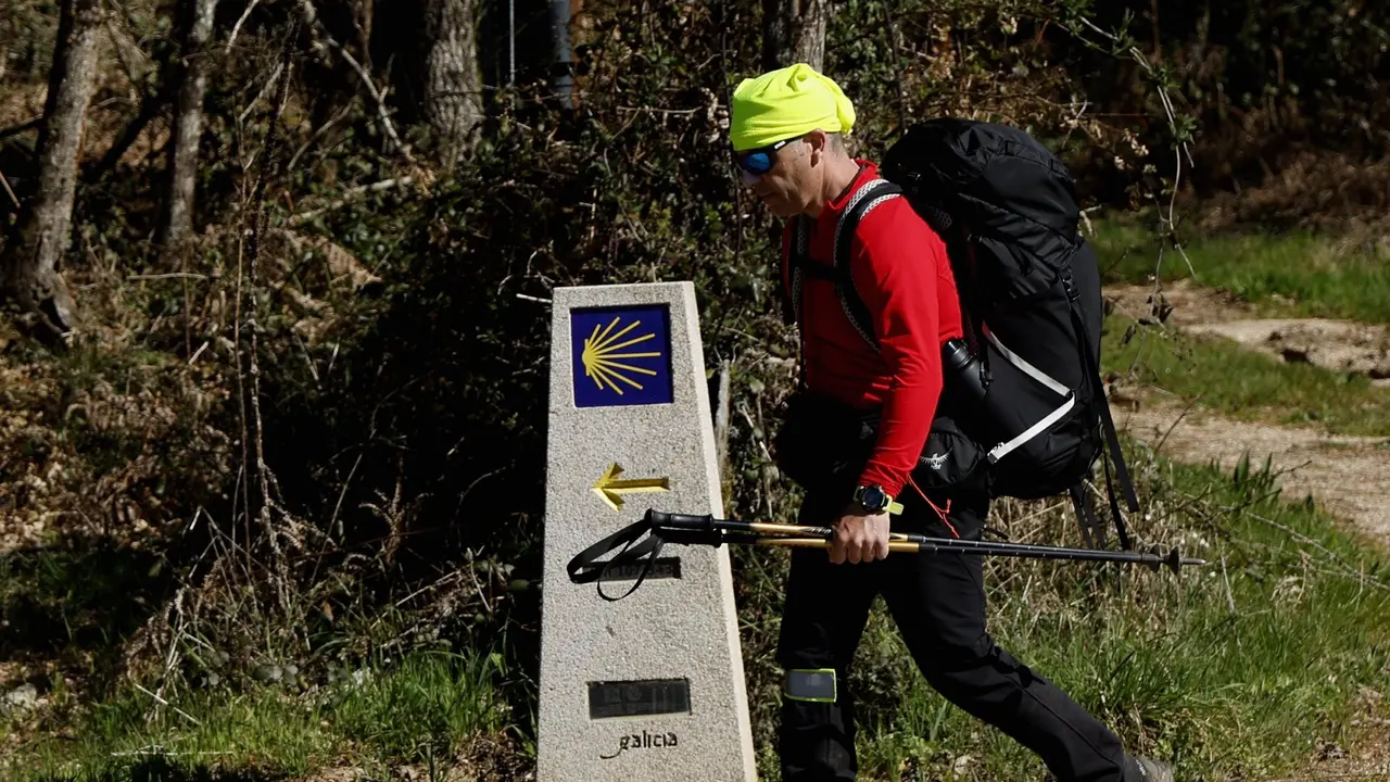Un peregrino haciendo el Camino de Santiago en Galicia. XESÚS PONTE