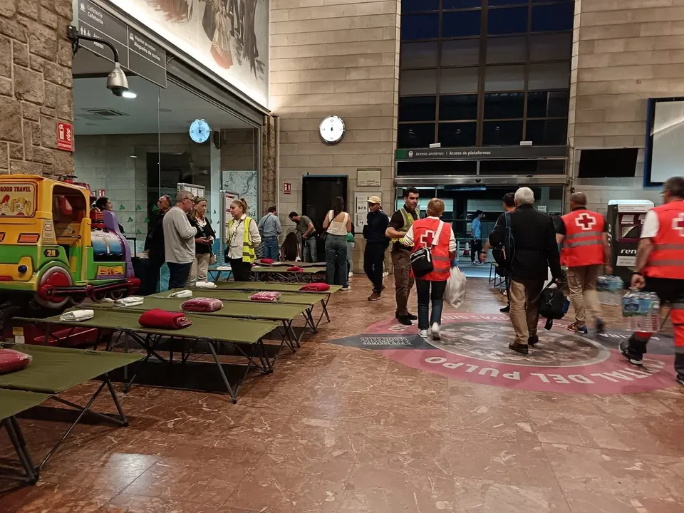 Interior de la estación de ferrocarril de Ourense, con los catres habilitados para que viajeros pasasen la noche. ROSA VEIGA (EP)