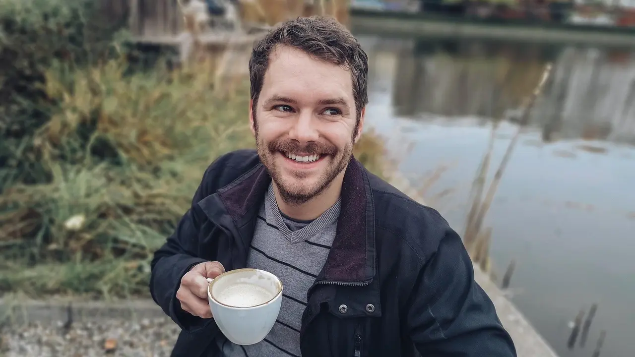 Hombre tomando un taza de café