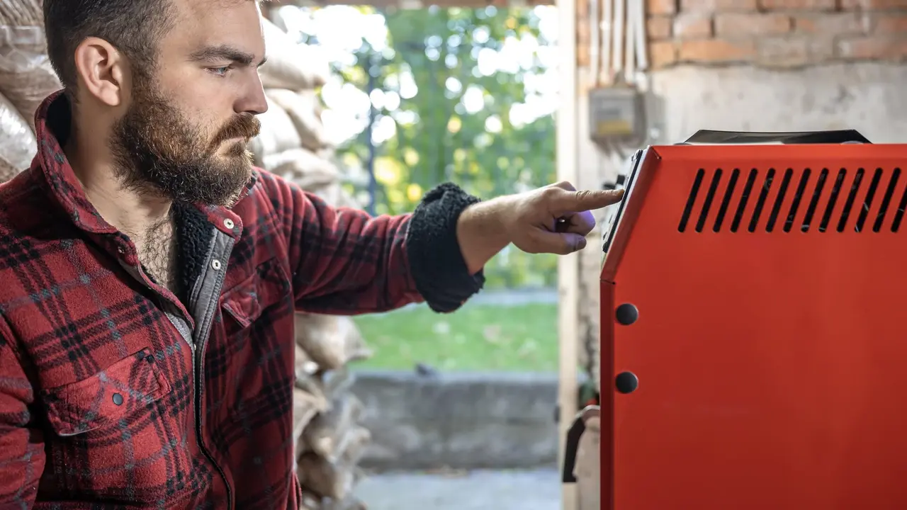 Un hombre con un generador. FREEPICK