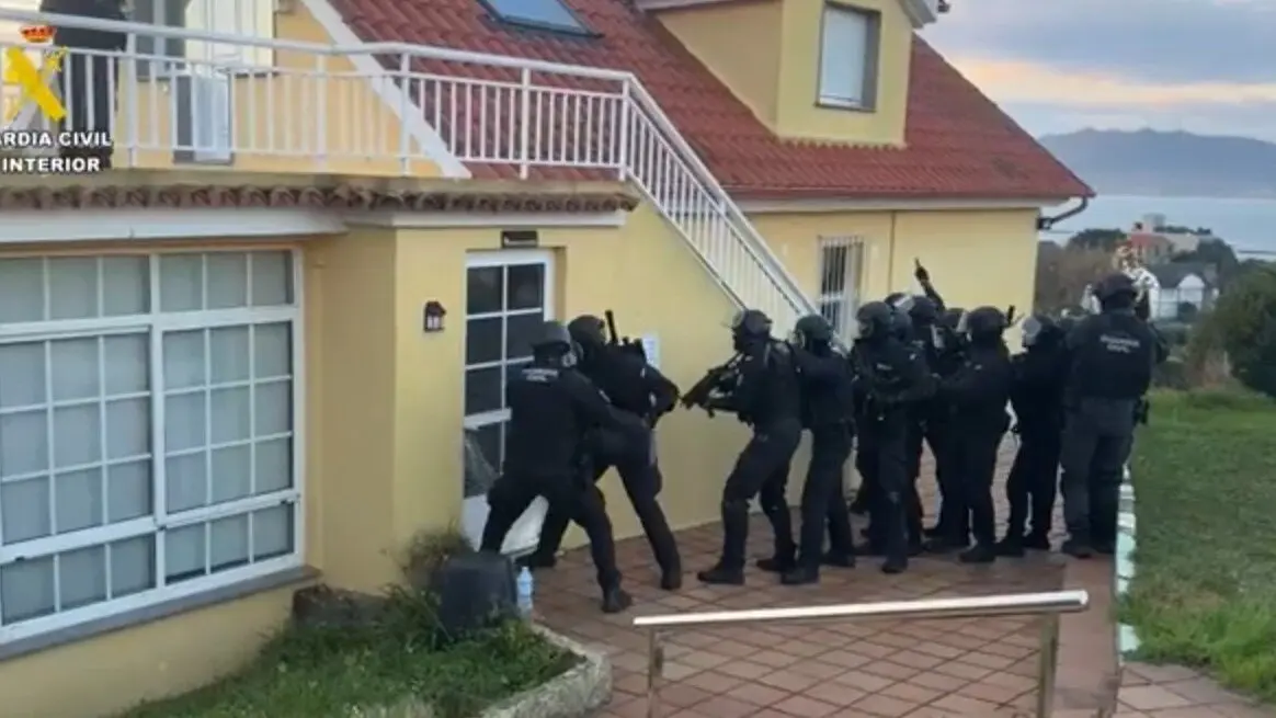 Momento de la detención de los tres individuos en Vigo. GUARDIA CIVIL