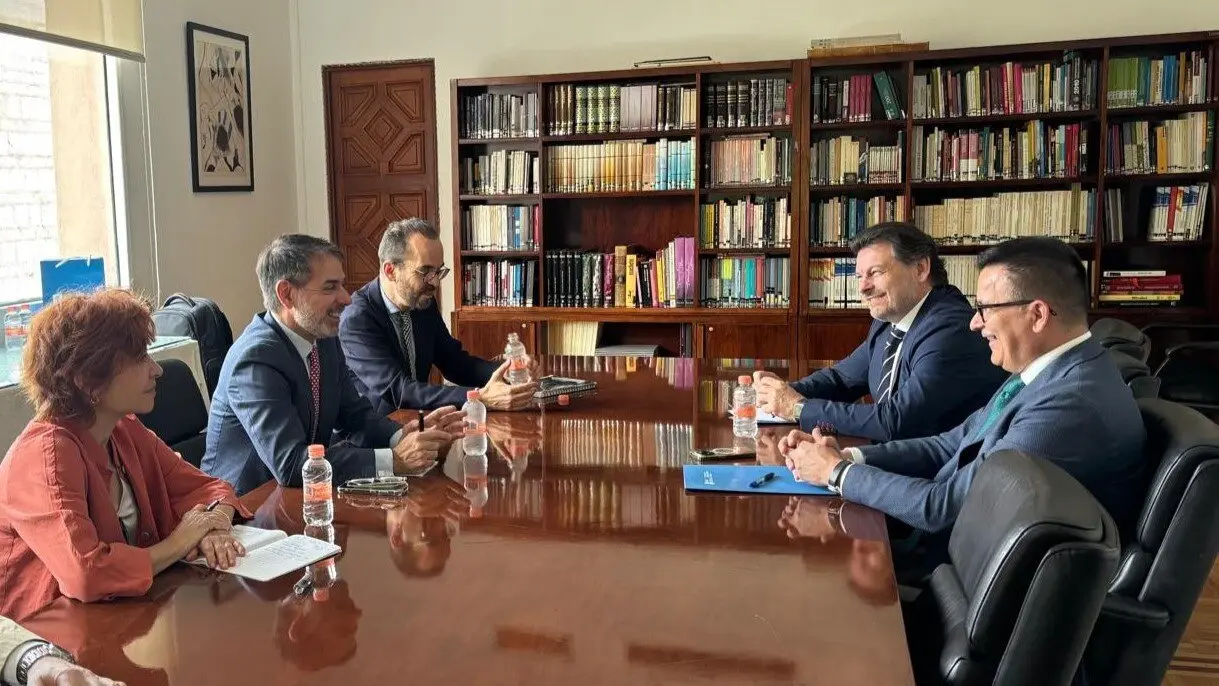 Miranda y González, a la derecha y frente al embajador español, flanqueado por dos miembros de su equipo. EP