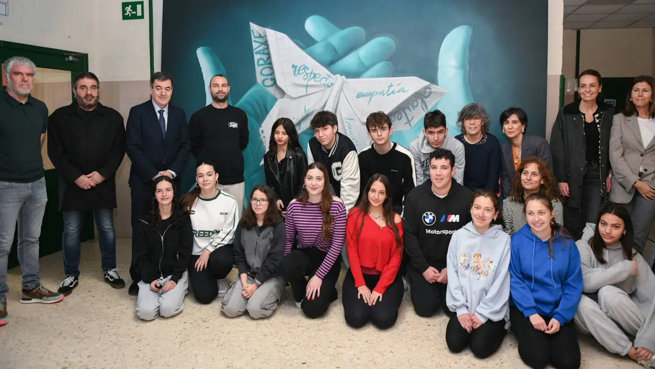 El conselleiro de Educación inauguró el mural contra el acoso escolar en el IES Arzobispo Xelmírez I de Santiago. EP