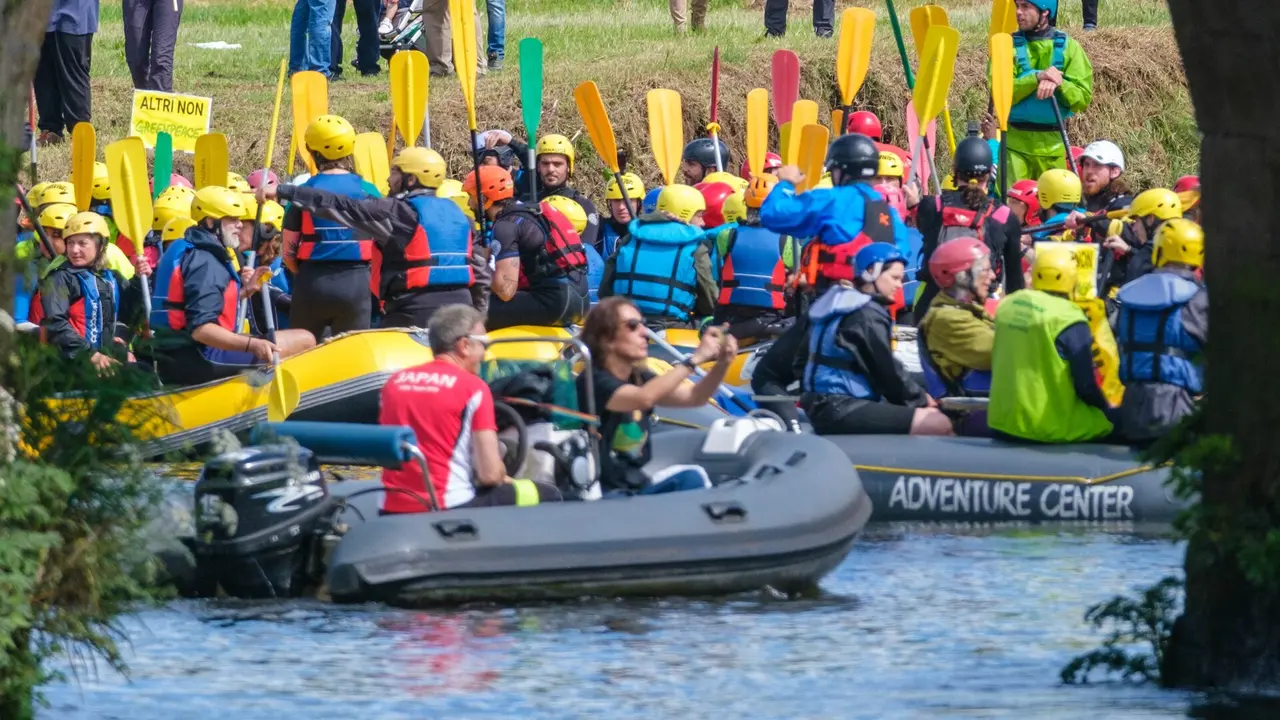 Participantes en el descenso reivindicativo en el Ulla. ARXINA